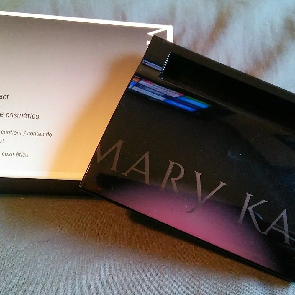 Mary Kay compact - Picture 2 of 3